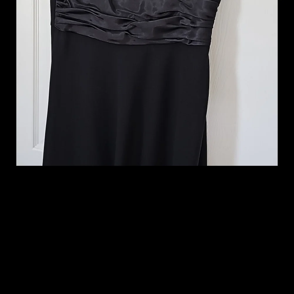 Elegant Black Dress with Ruched Detail - Picture 6 of 7